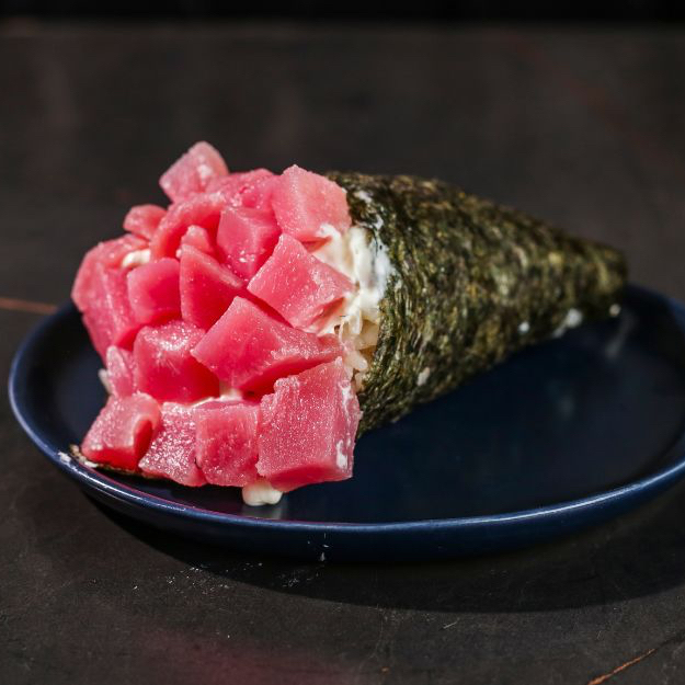 Atum em cubos, arroz japonês, cebolinha e gergelim moído. Incluso 1 sachê de shoyu.Observação: Este temaki não possui Cream Cheese.