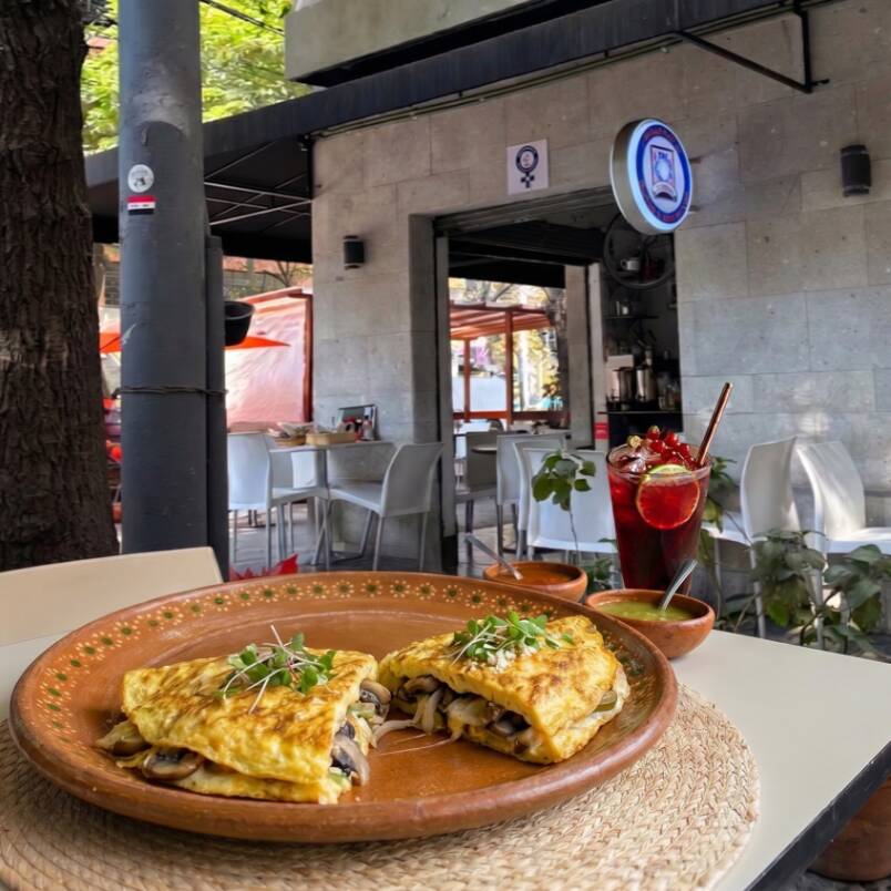 Omelette con Champiñones + Agua de Sabor