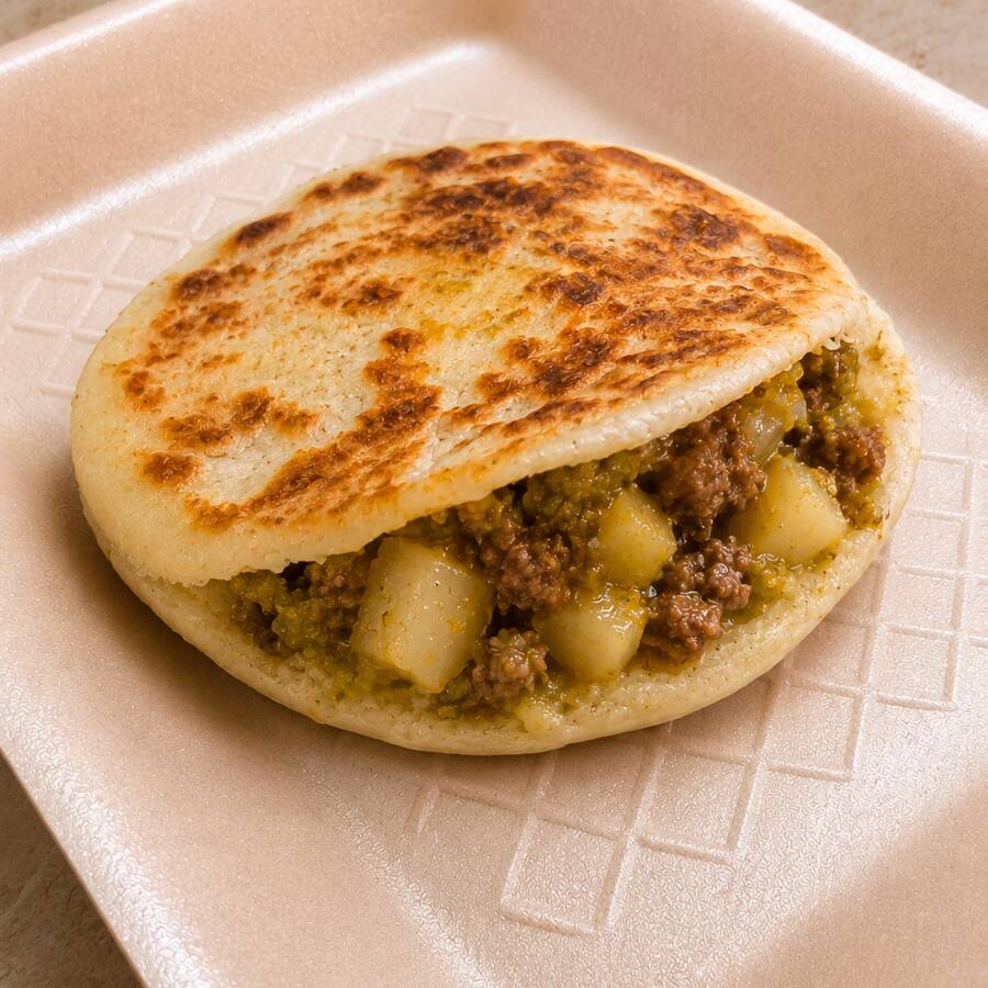 Gordita de picadillo en salsa verde con papas