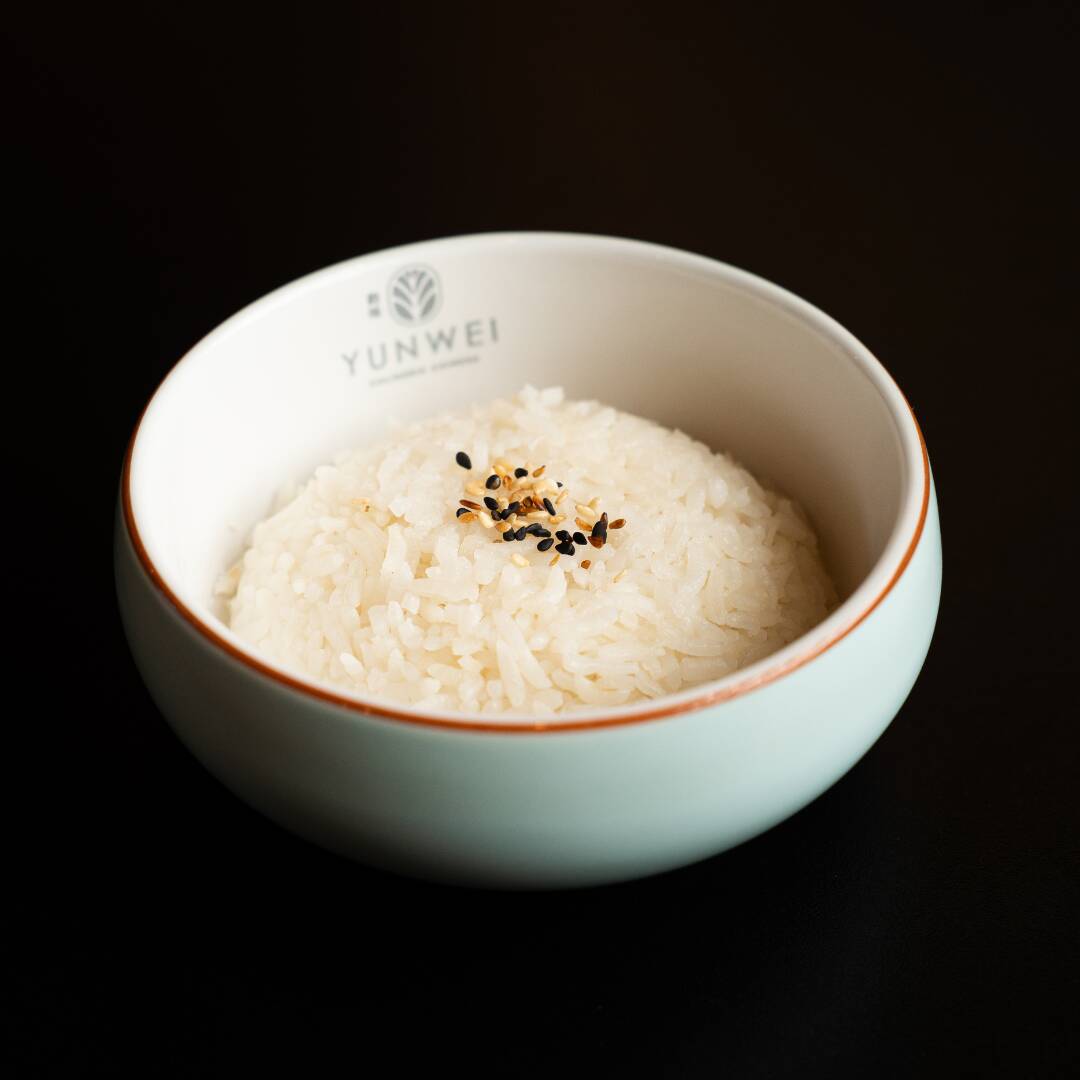 Arroz branco cozido no vapor, leve e soltinho.