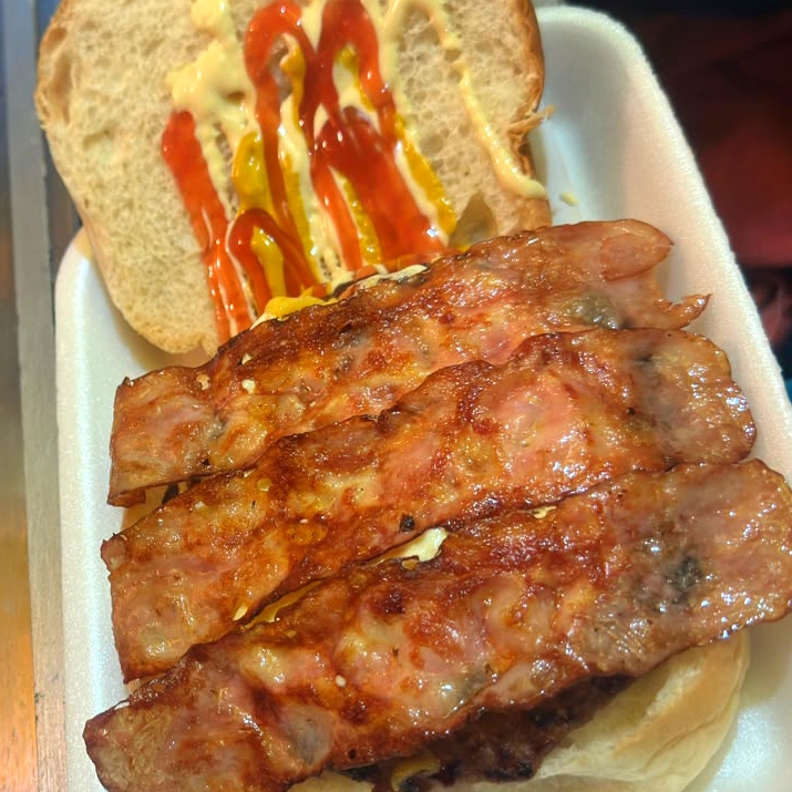 Hamburguesa con Queso Asadero y Tocino