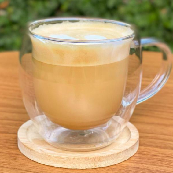 Leite vaporizado com café espresso. Café com leite concentrado em leite. 200ml