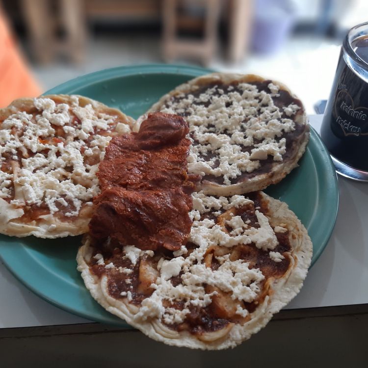 3 Memelitas de Queso con Cecina + agua del día
