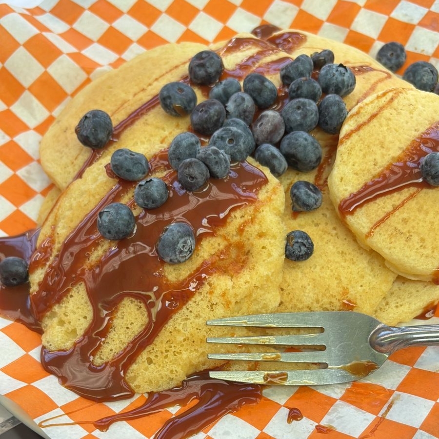 Hot Cakes Mini Acompañados de Frutos Rojos Cajeta