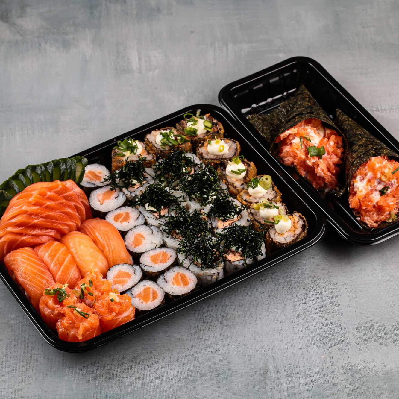 08 Sashimi Salmão / 08 Hossomak Salmão / 08 Uramaki Skin / 04 Joe Salmão / 04 Niguiri salmão / 08 Hot Roll
