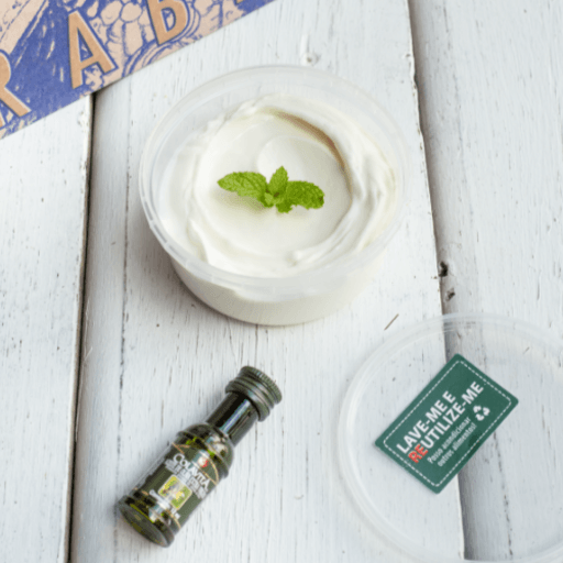 Feito com Leite tipo A, pouco ácida e muito cremosa! Acompanha Pão libanês.