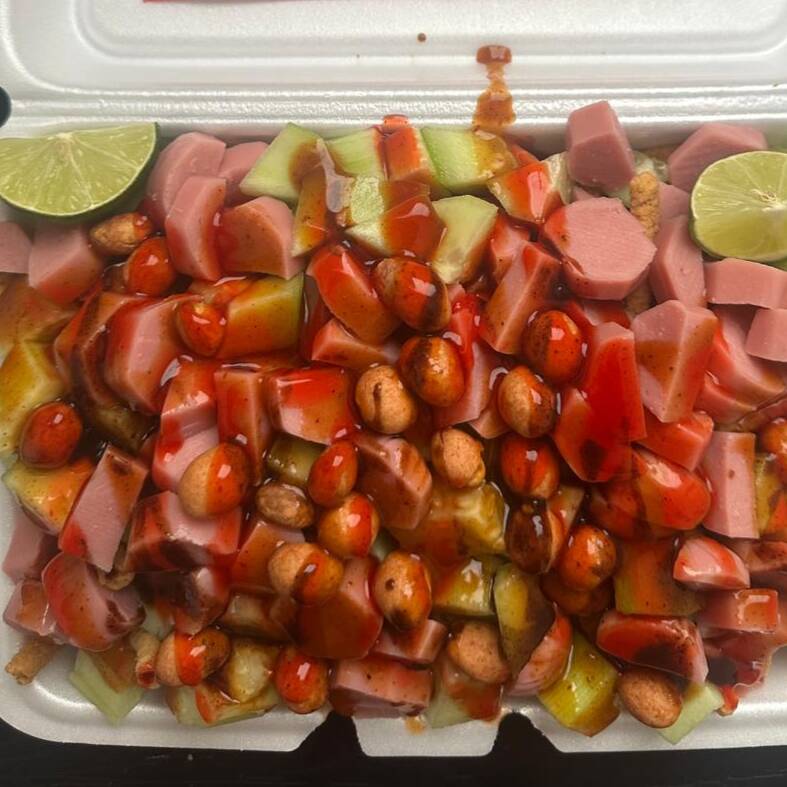 CHAROLA INDIVIDUAL DE TOSTITOS CON SALCHICHA