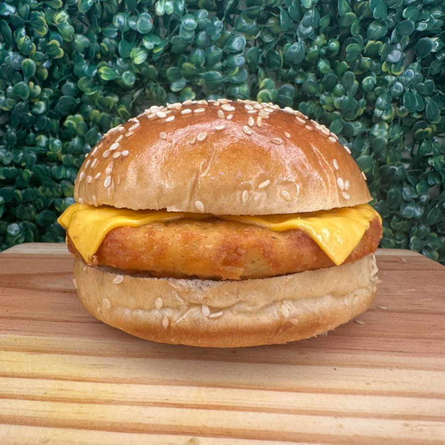 Pão, hamburguer de frango e queijo cheddar.