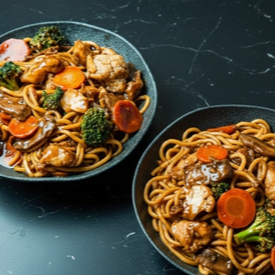 O melhor de todos agora em dobro, nosso clássico yakissoba com legumes frescos, carne macia, frango e champignon. Um verdadeiro clássico. (2 unidades).