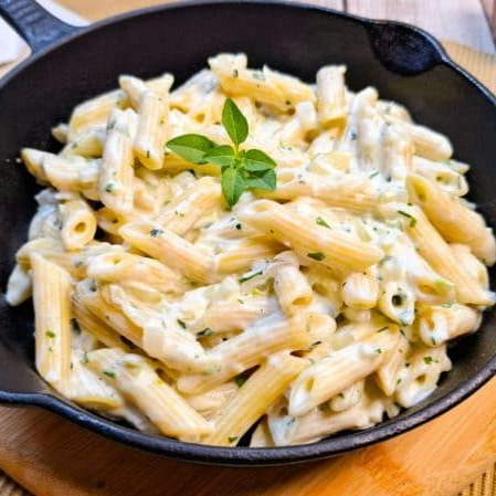 Massa ao dente, envolvido ao molho branco caseiro.