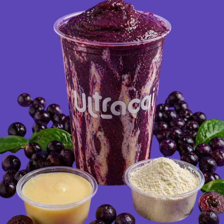 A combinação perfeita para quem ama cremosidade e sabor intenso. Nosso açaí é batido na hora com leite condensado, leite em pó e leite integral, resultando em uma textura extremamente aveludada, encorpada e irresistivelmente doce na medida certa.
