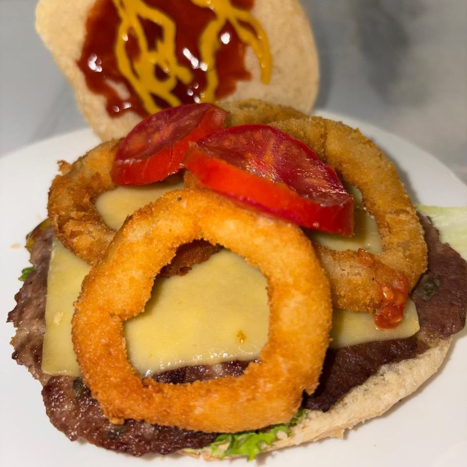 Hamburguesa con Aros de Cebolla