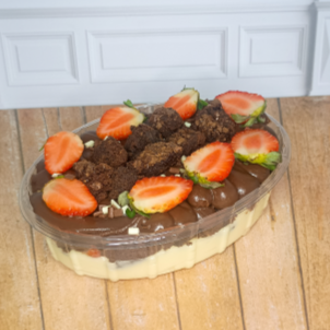 Camadas de creme leitinho e creme de chocolate intercaladas com Brownie chocolatudo e morangos frescos. Serve 4 pessoas