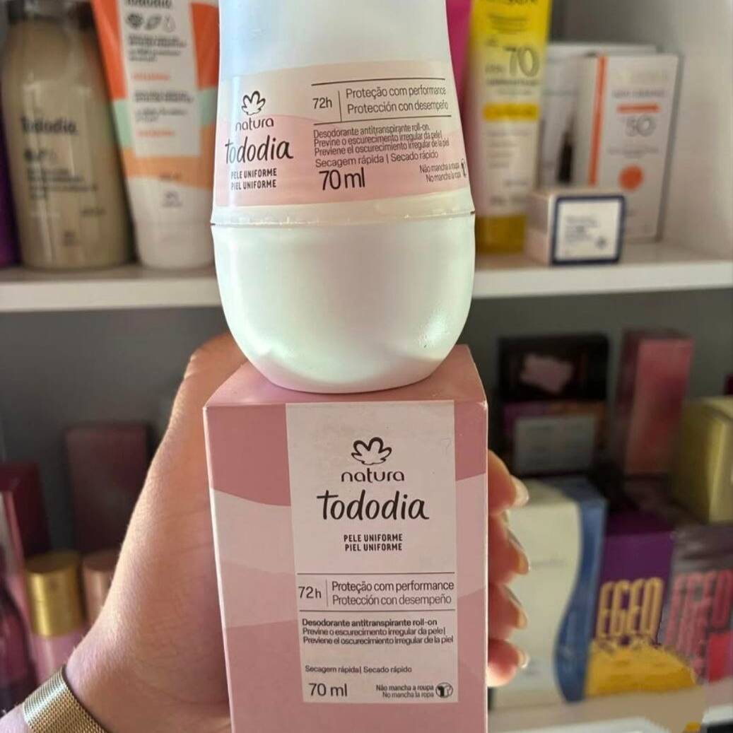 Desodorante Antitranspirante Roll-on Tododia Pele Uniforme 70 ml. Protege, hidrata e acolhe todos os tons de pele.
• alta proteção por até 72 horas
• pele mais uniforme*
• complexo hidratante com vitamina E e extrato de calêndula que ajudam na recuperação da pele
• até 3 vezes mais proteção contra o ressecamento
• até 5 vezes mais proteção contra irritação após a depilação
• ação prebiótica que fortalece a microbiota e controla as bactérias causadoras do mau odor
• tecnologia invisível que não mancha roupas claras e escuras
• fragrância de sucesso que você já conhece: delicada e harmoniosa com notas florais.