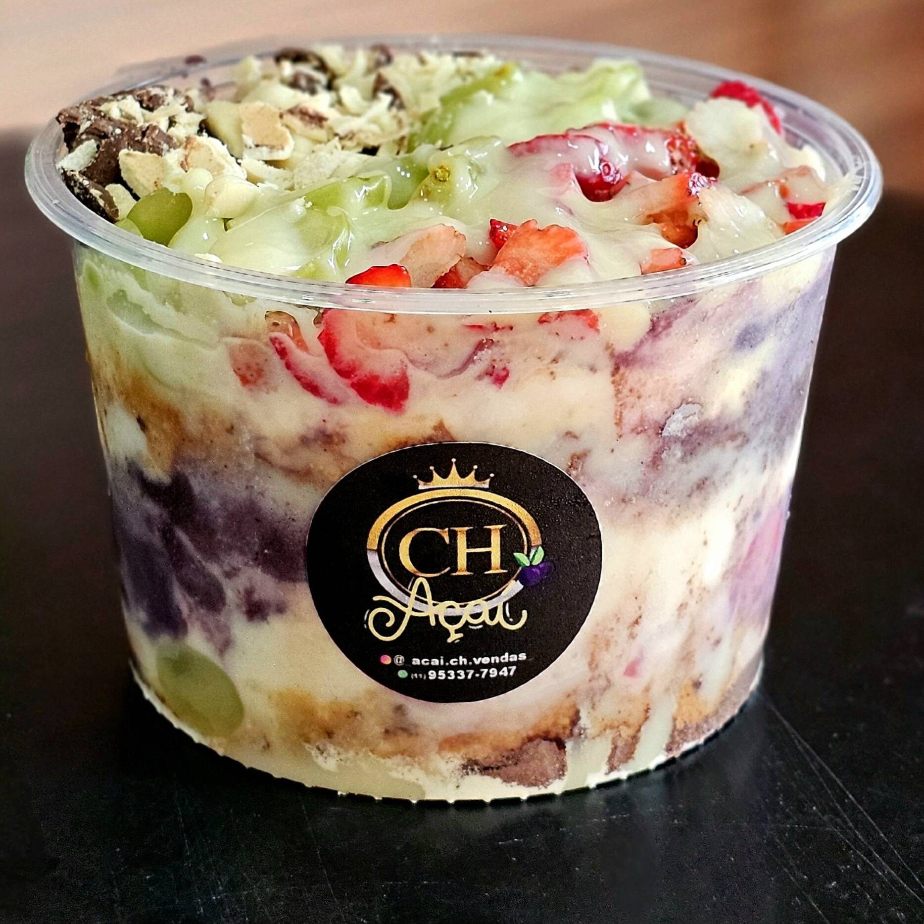 Monte seu Açai Com Mais de 30 opções de Complementos! Monte da Forma e do Gosto que você mais Gosta, com as Opções a Baixo podendo escolher as Frutas e os Doces como desejar.