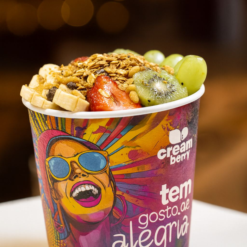 Apresentamos o 'Galera Fitness (1 litro)', um prato especialmente criado para aqueles que amam cuidar de sua saúde sem abrir mão do sabor! Esta delícia combina a energia do açaí, a crocância da granola tradicional e a doçura natural de frutas frescas como banana, abacaxi, kiwi e morango. Cada colherada é uma explosão de sabores e texturas, proporcionando uma experiência gastronômica incrível, além de ser uma opção altamente nutritiva e refrescante. Ideal para compartilhar com a galera !!!. Experimente e se apaixone!