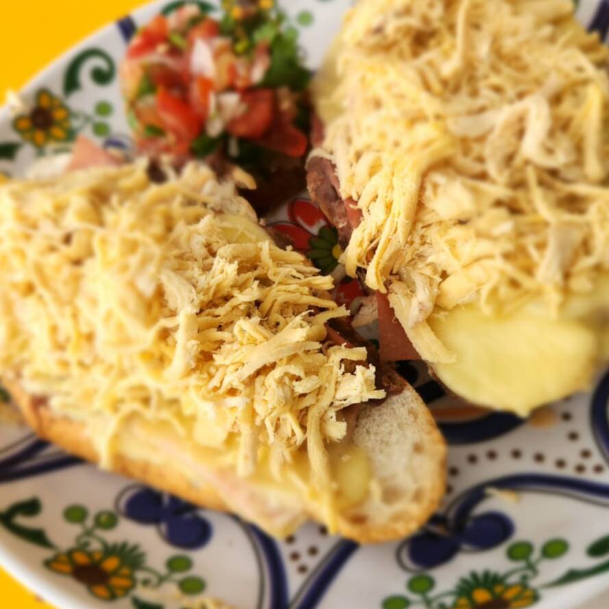 Molletes con Pollo