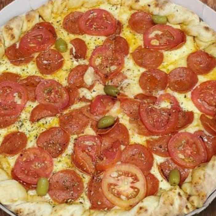 Base de mussarela, peperoni e tomates em rodelas