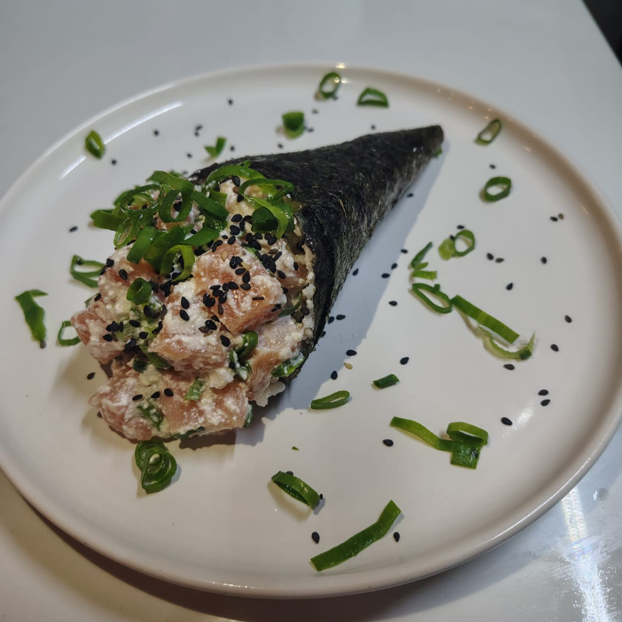 Temaki Salmão e Camarão 🍣🦐 Um cone perfeito de alga crocante recheado com arroz japonês, salmão fresco em cubos e camarões suculentos, finalizado com creme cheese e cebolinha. Uma combinação premium que une frescor e sabor em cada mordida! ✨🥢