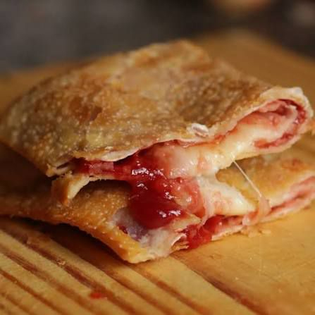 Desfrute do pastel Romeu e Julieta, recheado com queijo e goiabada, uma combinação clássica e saborosa.