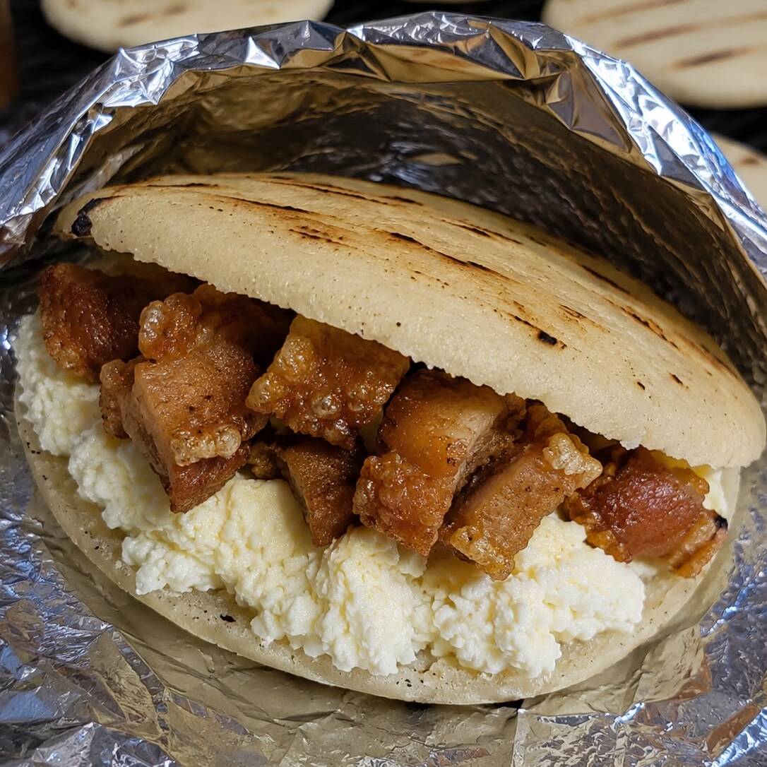Arepa Chicharrón y Queso