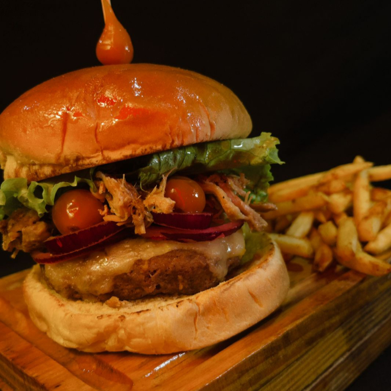 CARNE ANGUS + MOLHO DA CASA + CARNE DESFIADA + MUÇARELA + CEBOLA CURTIDA + BARBECUE + PIMENTA BIQUINHO E RÚCULA