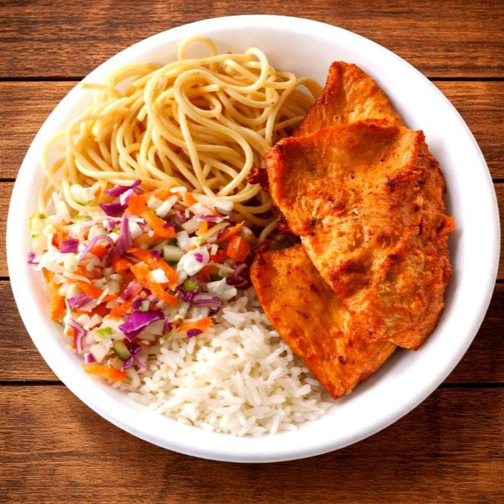 Filé de frango crocante, arroz branco, macarrão, feijão, salada e farofa.