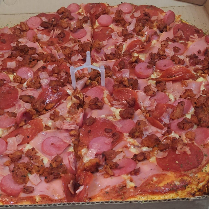 Pizza Grande Orilla Rellena de Queso Carnes Frias