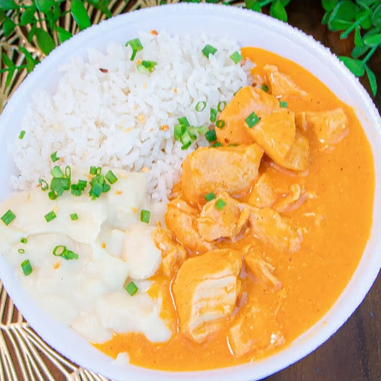 Marmita com delicioso filé de frango ao molho estrogonofe acompanhado de arroz branco soltinho e purê de batatas cremoso. Marmita P (500 ml), aprox. 400 gramas, serve 1 pessoa