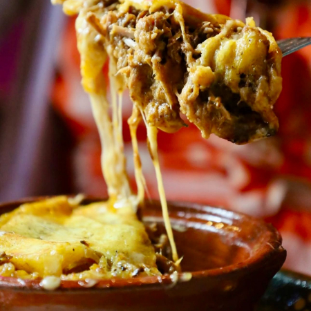 QUESO FUNDIDO CON BIRRIA