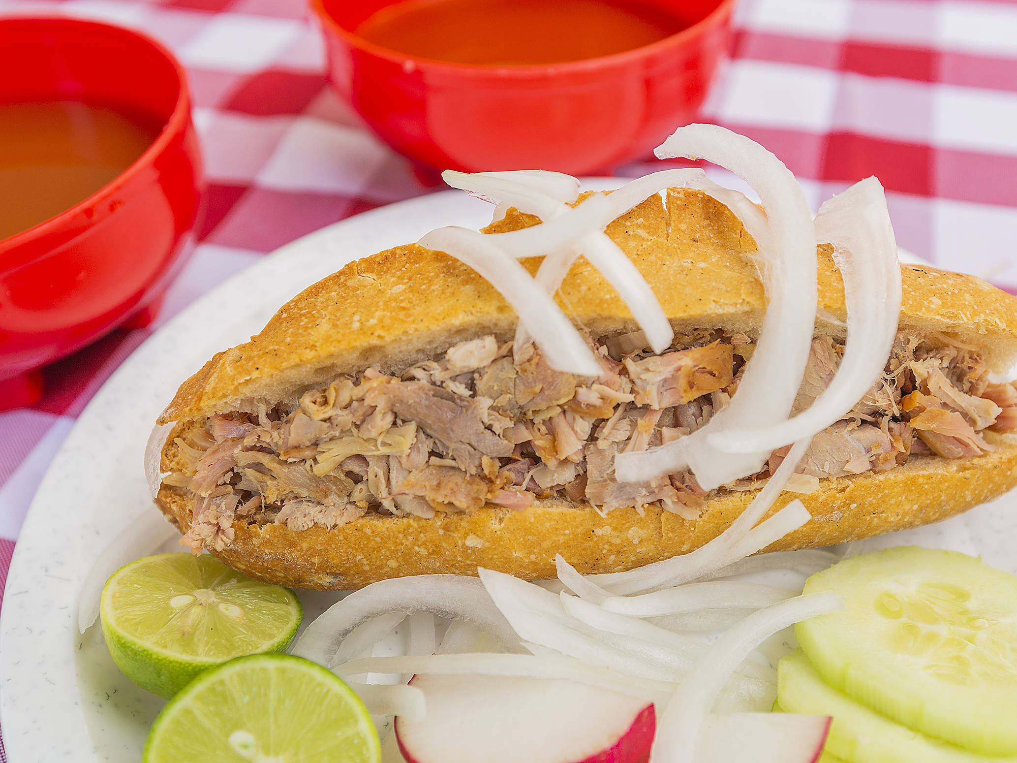 Torta ahogada de carnitas