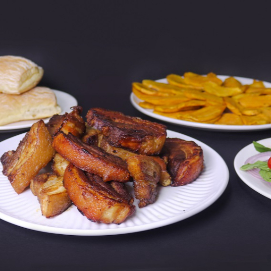 500 g de Chicharrón + Camote + Sarza Criolla + Pan