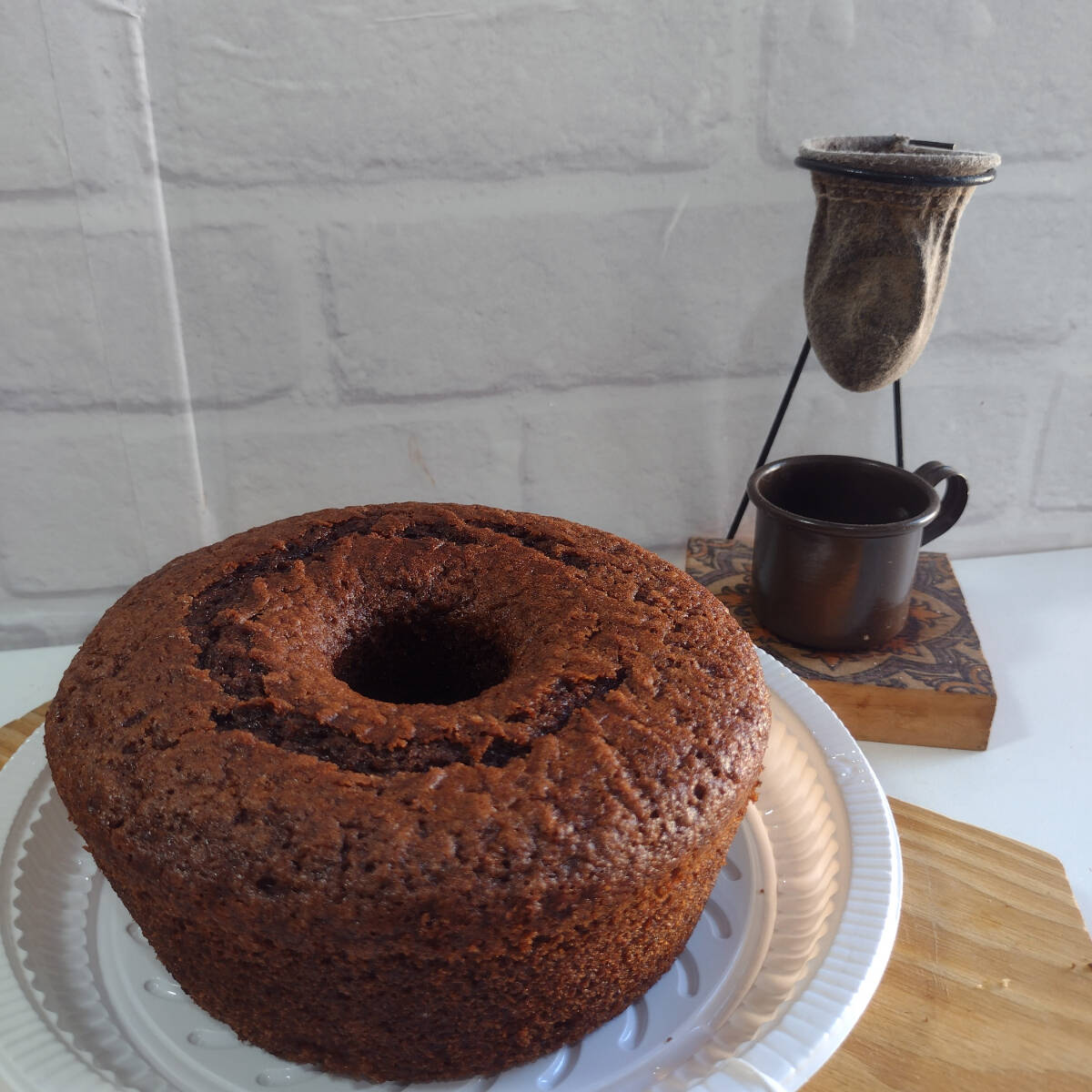 Massa fofinha e macia com sabor intenso de chocolate, feita no Dia para garantir frescor e qualidade. Perfeito para acompanhar um café ou adoçar seu Dia a qualquer momento. Rende até 6 fatias bem servidas.
