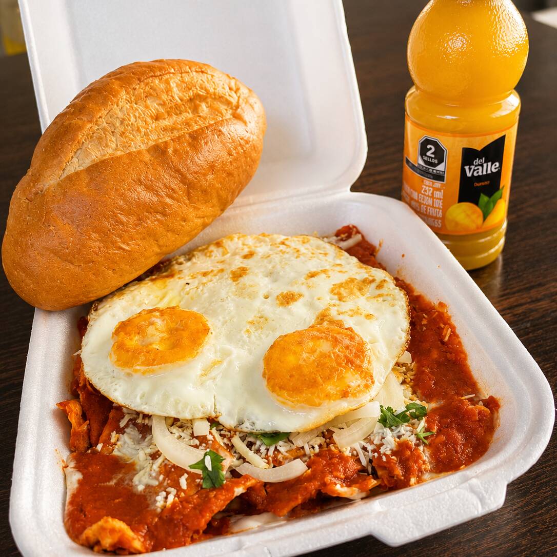 Chilaquiles Rojos C/Huevos + Bolillo + Jugo