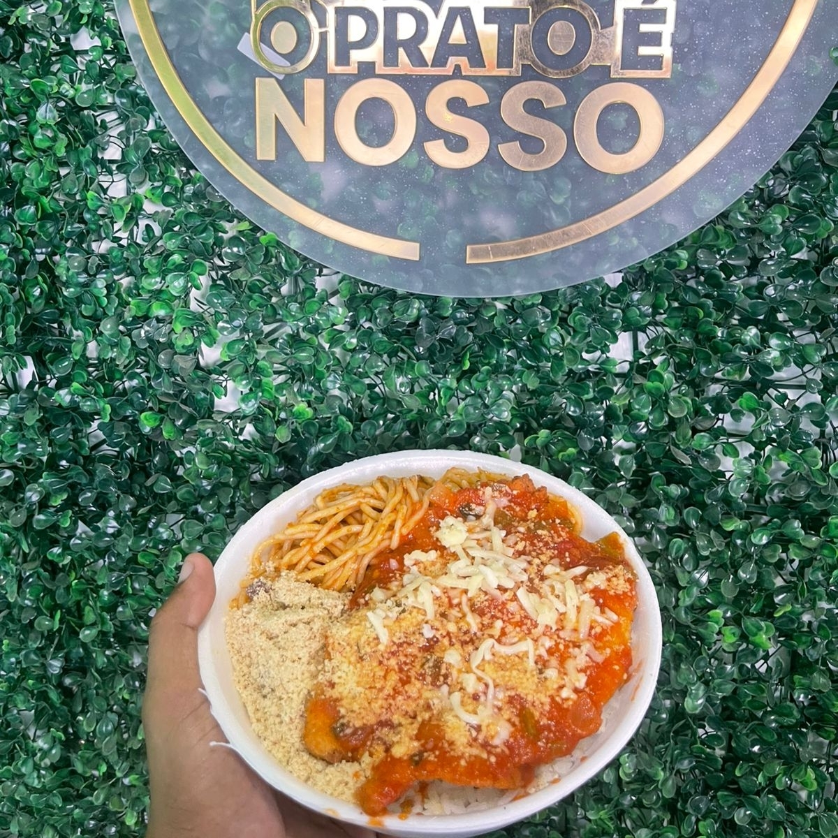 Arroz,feijão, macarrão e farofa. ( PARMEGIANA COM QUEIJO PARMESÃO RALADO E UM DELICIOSO MOLHO)