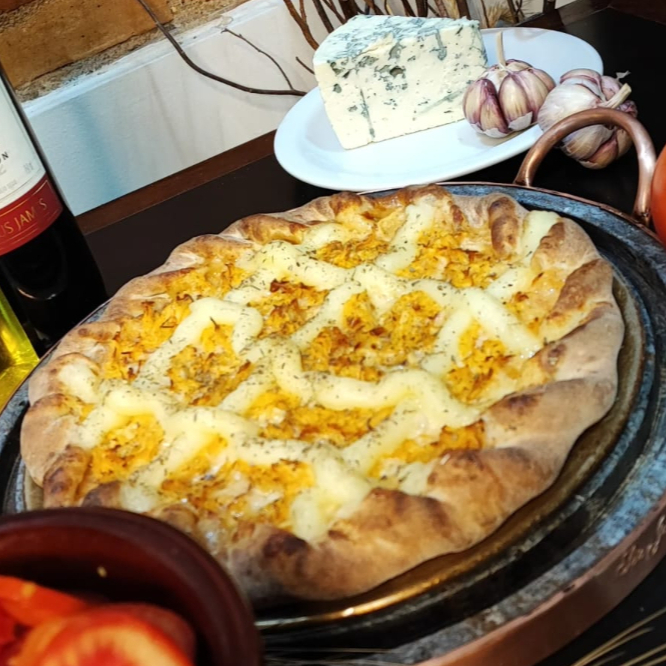 MUSSARELA, MOLHO SUGO, FRANGO DESFIADO, CATUPIRY E ORÉGANO