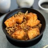 Macarrão asiático salteado com peixe empanado e legumes com molho de soja