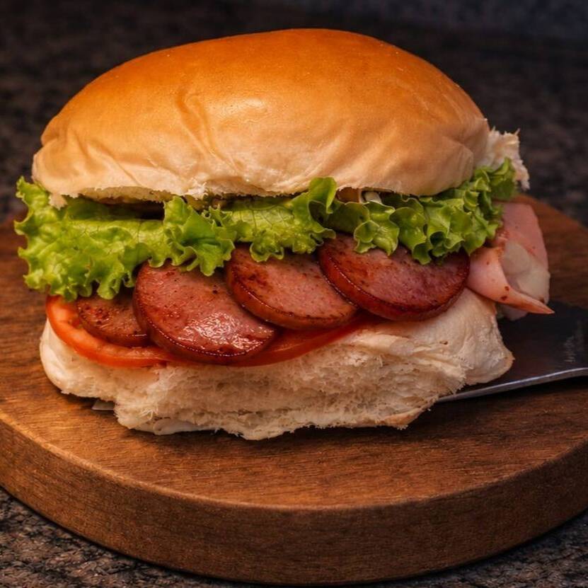 Pao Fresquinho,Hambúrguer perdigão, maionese, presunto, queijo Mussarela , Porcao calabresa,tomate e alface.