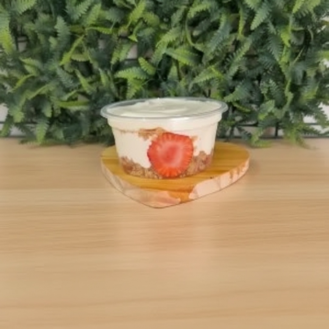 Bolo a sua escolha com recheio de creme de Ninho e morango fresco picado.
( Pote de 200ml)