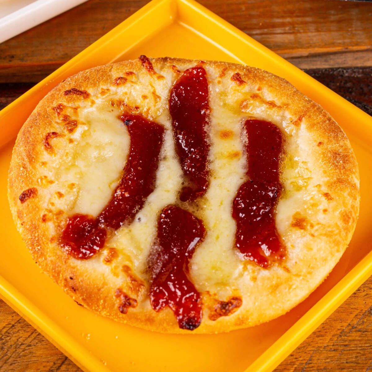 Muçarela gratinada com tiras de goiabada