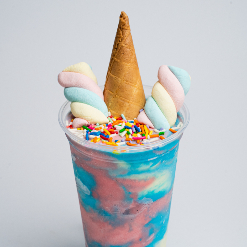 500 ml de sorvete cremoso de Unicórnio. Uma mescla colorida e incrível de sorvete de blue ice, morango e ninho. Casquinha crocante e marshmalow enviados separadamente.