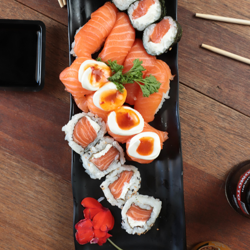 4 Uramaki Philadelfia 4 Niguiri de Salmão 4 Sashimi de Salmão *Atenção: Não enviamos (Shoyu,Teriaki, Porta Shoyu e Hashi)* Obs: Não fazemos modificação no Combo. _ _ #japonesa #chinesa #shoyo #salmão #camarão #suhi #yakisoba #temaki