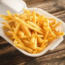 Batatas fritas crocantes em tamanho médio, ideais para acompanhar qualquer refeição ou para um lanche mais generoso.