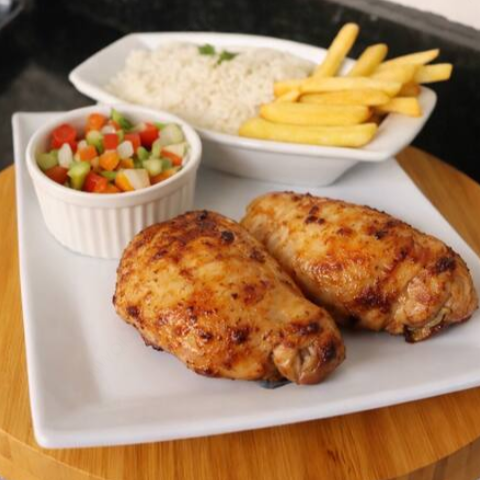 Kit de churrasco 300gr: Coxa e Sobrecoxa de Frango , acompanhamento arroz, fritas e vinagrete. Serve até 2 pessoas.