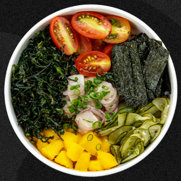 Base mista de arroz japonês e espaguete de abobrinha, ceviche de tilápia fresca, sunomono, tomate cereja, cubos de manga, couve crispy e tiras de alga nori.