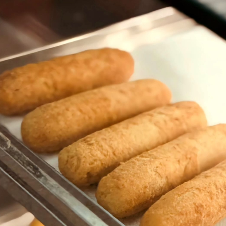 Massa macia e dourada envolvendo salsicha suculenta. Crocante por fora, delicioso por dentro..