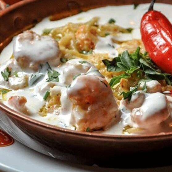 Espaguete ao molho branco, acompanhado de deliciosos camarões rosa refogados no azeite manjericão