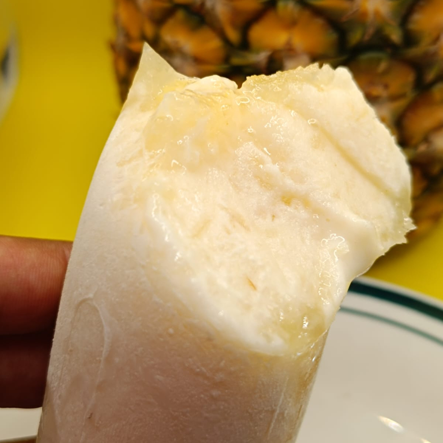 Combinação tropical com pedaços de abacaxi, feito com a geleia da própria fruta