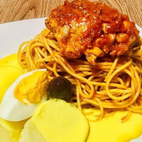 Tallarines Rojos con Papa a la Huancaina