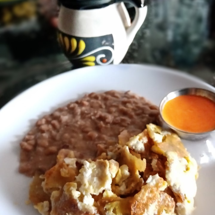 Migas de Huevo y Bebida